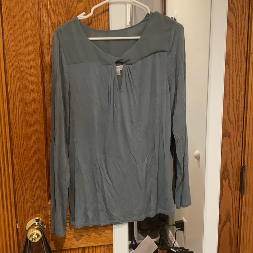 Key hole neck long sleeve